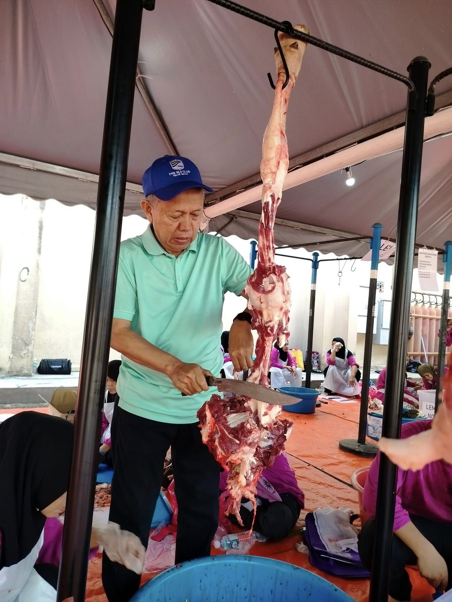 melapah daging qurban dibantu jemaah