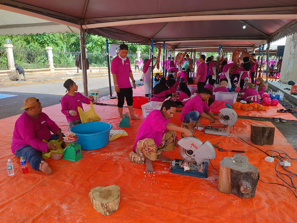 suasana melapah daging qurban